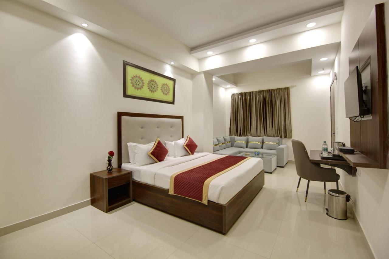 Hotel La Mirage Noida Exterior photo
