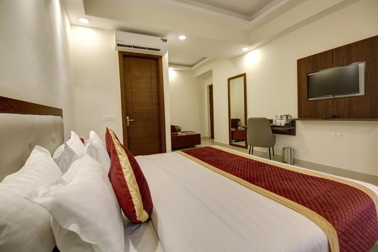 Hotel La Mirage Noida Exterior photo